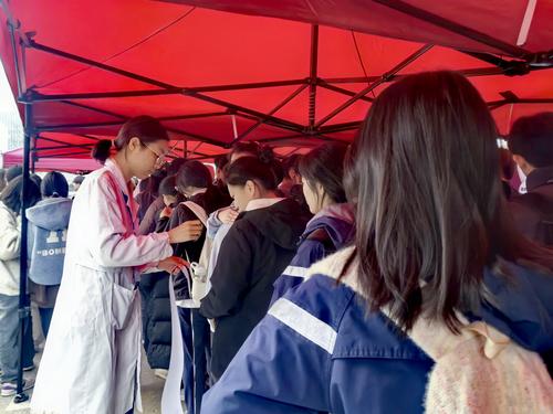 1医护人员引导学生粘贴序号码