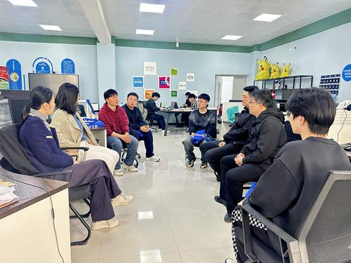 1河南职业技术学院现代信息技术学院副院长赵大鹏与我校毕业生交谈