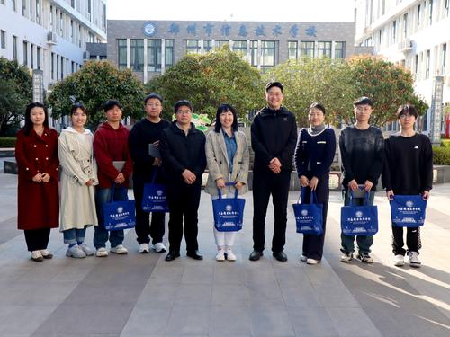 2师生合影留念