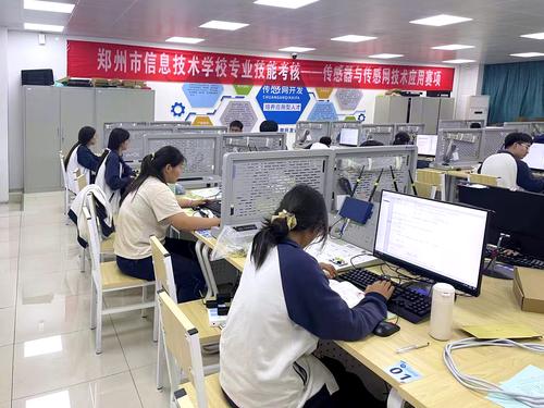 4学生参加传感器与传感网技术考核 4学生参加传感器与传感网技术考核