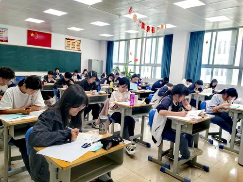 2高三年级学生正在认真作答中