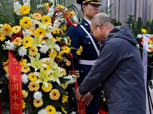 1副校长王宏亮整理花篮绶带