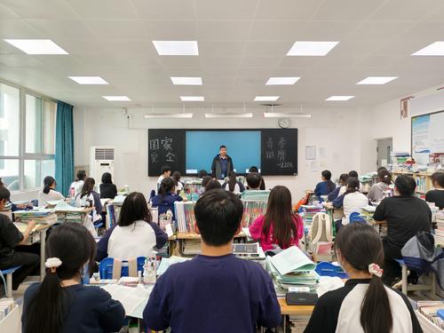 2.班主任陈克育向同学们讲述国家安全的重要意义 2.班主任陈克育向同学们讲述国家安全的重要意义