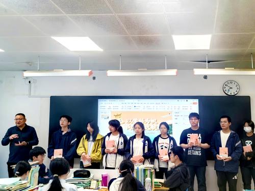 2邵元辉为获奖学生颁奖并合影留念 2邵元辉为获奖学生颁奖并合影留念