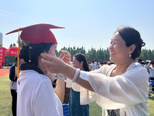 3母亲为孩子戴上成人帽 3母亲为孩子戴上成人帽