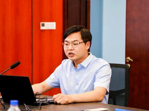 1.朱开锋老师在作班主任家庭教育指导能力培育的主题发言 1.朱开锋老师在作班主任家庭教育指导能力培育的主题发言