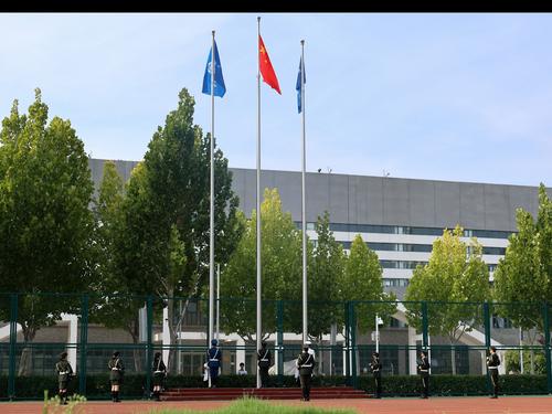 2升国旗，奏唱国歌