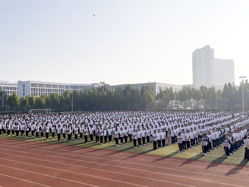 5全体学生统一服装整齐列队，开启充满希望的新学期