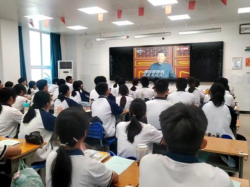 2同学们认真观看 2同学们认真观看