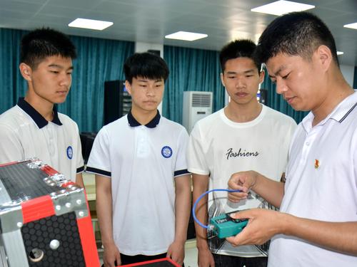 图3:计算机网络技术专业带头人朱荣涛 图3:计算机网络技术专业带头人朱荣涛