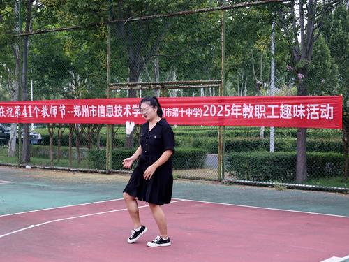 认真的踢毽子