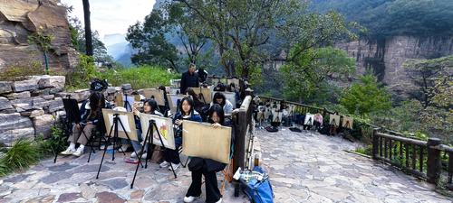 副校长张继波查看学生写生情况
