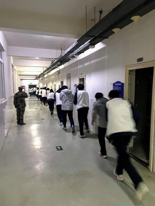 在教官引导下有序撤离