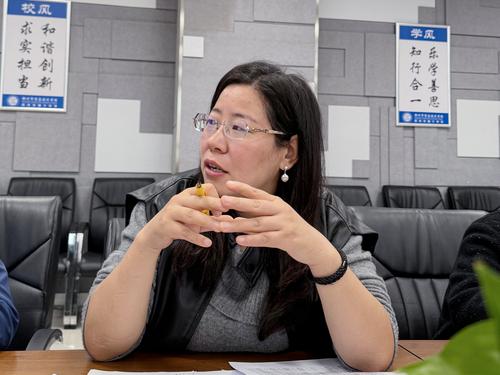 3教师代表郭彩云老师作经验交流