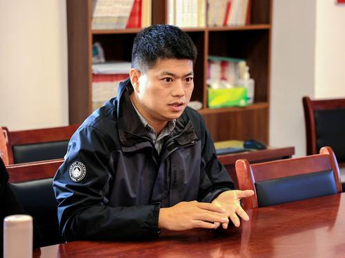 5.座谈会上，taptap滚球校副校长朱荣涛回应花溪小学教学需求