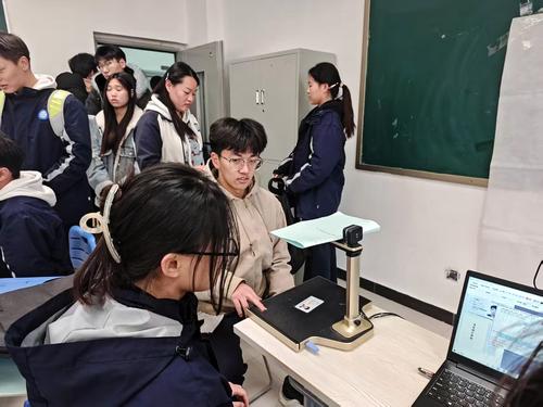 2.学生在采集指纹信息 2.学生在采集指纹信息