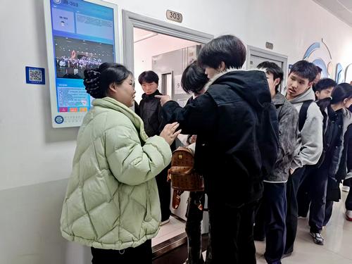 3.教务处老师在核对学生信息 3.教务处老师在核对学生信息