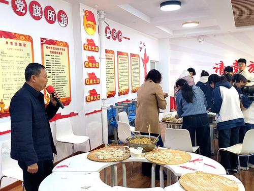 3副校长张继波为师生们讲解冬至的由来