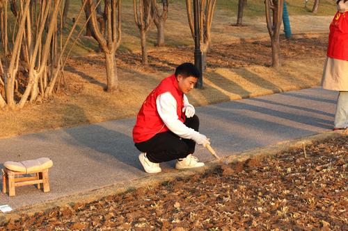 3帮助工人松土