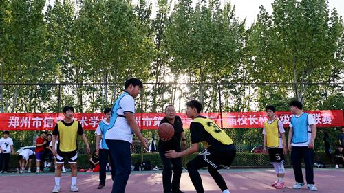 9)校党委书记邵元辉为“校长杯”班级篮球联赛首场比赛抛球 9)校党委书记邵元辉为“校长杯”班级篮球联赛首场比赛抛球