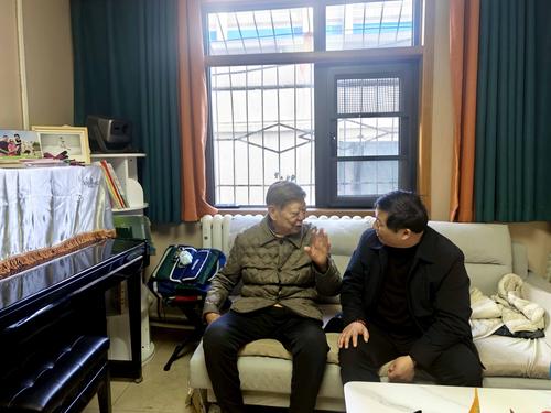 2副校长郑棣与老领导亲切交谈 2副校长郑棣与老领导亲切交谈