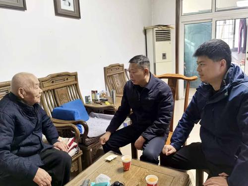 3副校长张继波、朱荣涛与老教师亲切交谈 3副校长张继波、朱荣涛与老教师亲切交谈