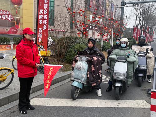 协助交警做好志愿服务活动