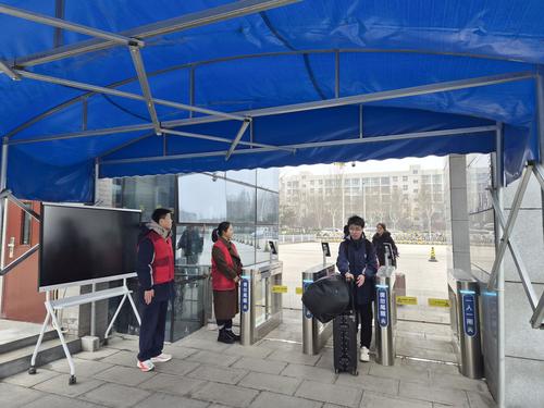 1学子们步伐坚定地踏入校园