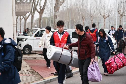 4学生干部志愿者热心帮忙拿行李