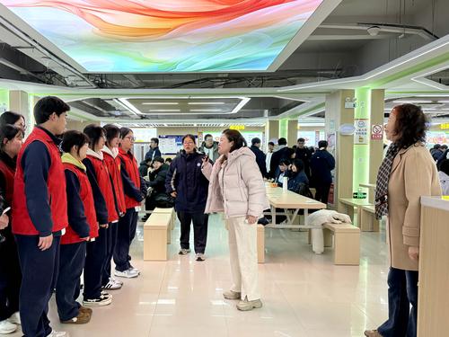 4.王丽校长和刘蕾主任为志愿者安排任务 4.王丽校长和刘蕾主任为志愿者安排任务