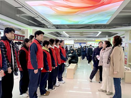 5.王丽校长和刘蕾主任为志愿者进行活动安排 5.王丽校长和刘蕾主任为志愿者进行活动安排