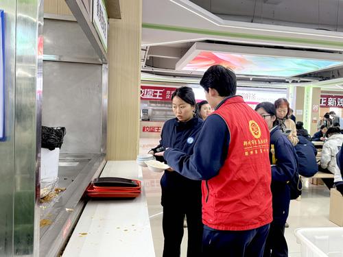 6.志愿者在餐具回收处劝解同学珍惜粮食 6.志愿者在餐具回收处劝解同学珍惜粮食