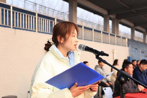2高三教师代表李莹鑫发言