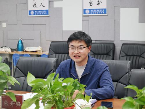 1教育科研处副主任朱开锋主持会议