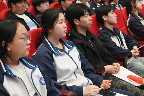 1.学生们认真听讲
