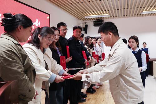 4副校长朱荣涛为获奖教师颁奖