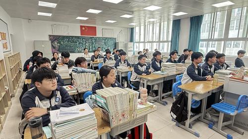 3.2414班的同学认真听讲 3.2414班的同学认真听讲