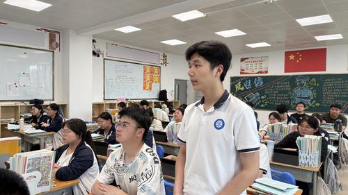 2.学生张耀在班会上提出倡议