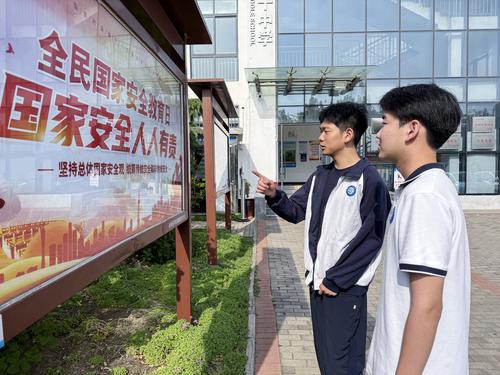 4.学生在主题展板前认真学习