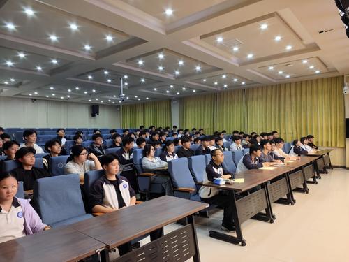 2学生认真听讲