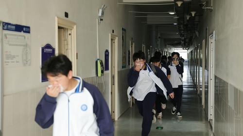 1捂住口鼻 紧张有序