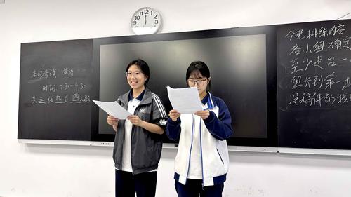 5.taptap国际服怎么登录学生认真彩排