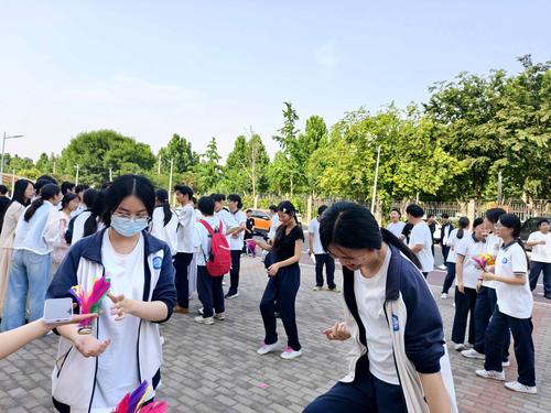 2.五彩毽子在脚尖轻盈起落、翻飞跳跃 2.五彩毽子在脚尖轻盈起落、翻飞跳跃