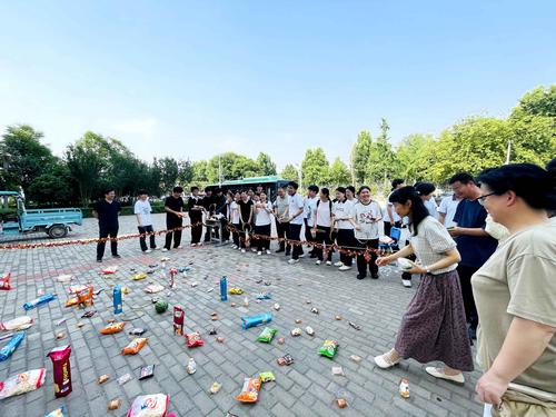 7.校党委书记邵元辉和同学们一起娱乐 7.校党委书记邵元辉和同学们一起娱乐