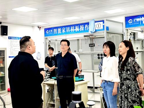 辅导老师陈咨衡介绍世预赛经验