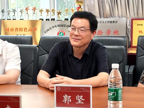 南阳工业学校党委书记郭坚发言