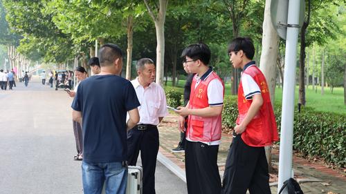 志愿者解答家长问题 志愿者解答家长问题