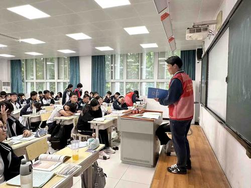 1.志愿者进班级宣讲反电诈知识