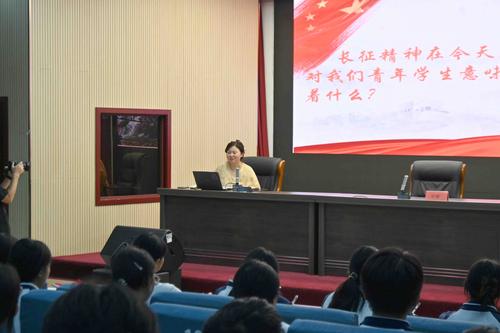 2.刘蕾主任讲解《光荣啊，中国共青团》