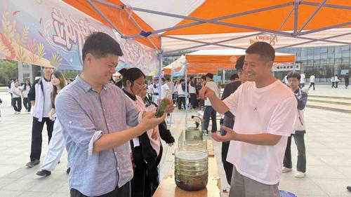 1.副校长朱荣涛参观社团招新活动